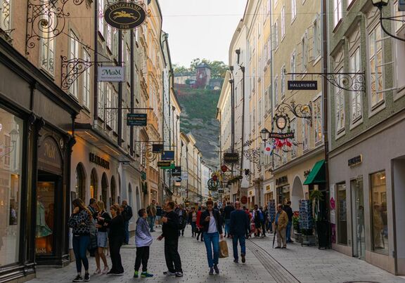 Die Getreidegasse mir ihren berühmten Schildern und einer Vielzahl an Geschäften.