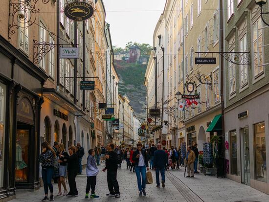 Die Getreidegasse mir ihren berühmten Schildern und einer Vielzahl an Geschäften.