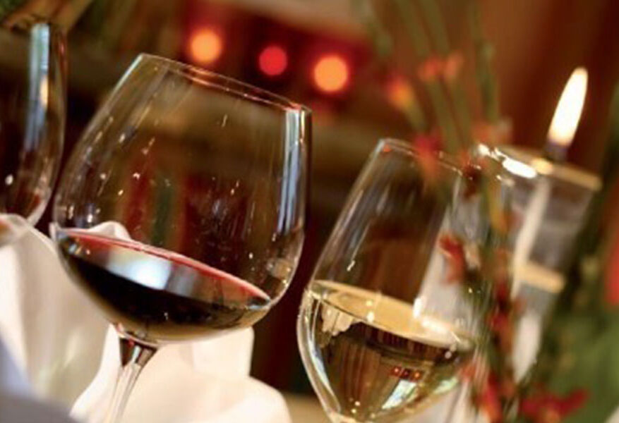 Weingläser mit Rotwein & Weißwein