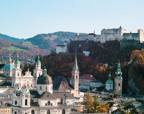 Die schöne Stadt Salzburg in voller Pracht. Die Festung Hohensalzburg thront über dem Dom und vielen anderen Kirchen.