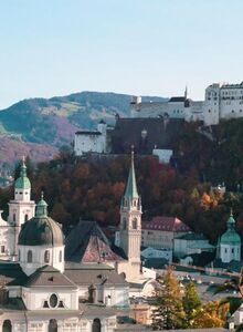 Die schöne Stadt Salzburg in voller Pracht. Die Festung Hohensalzburg thront über dem Dom und vielen anderen Kirchen.