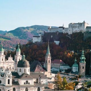 Die schöne Stadt Salzburg in voller Pracht. Die Festung Hohensalzburg thront über dem Dom und vielen anderen Kirchen.